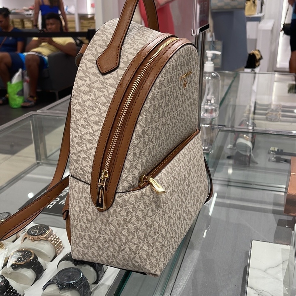 Michael Kors Womens Valerie Medium Logo Backpack 30F2G9VB2B (Vanilla)
NWT - Picture 3 of 16